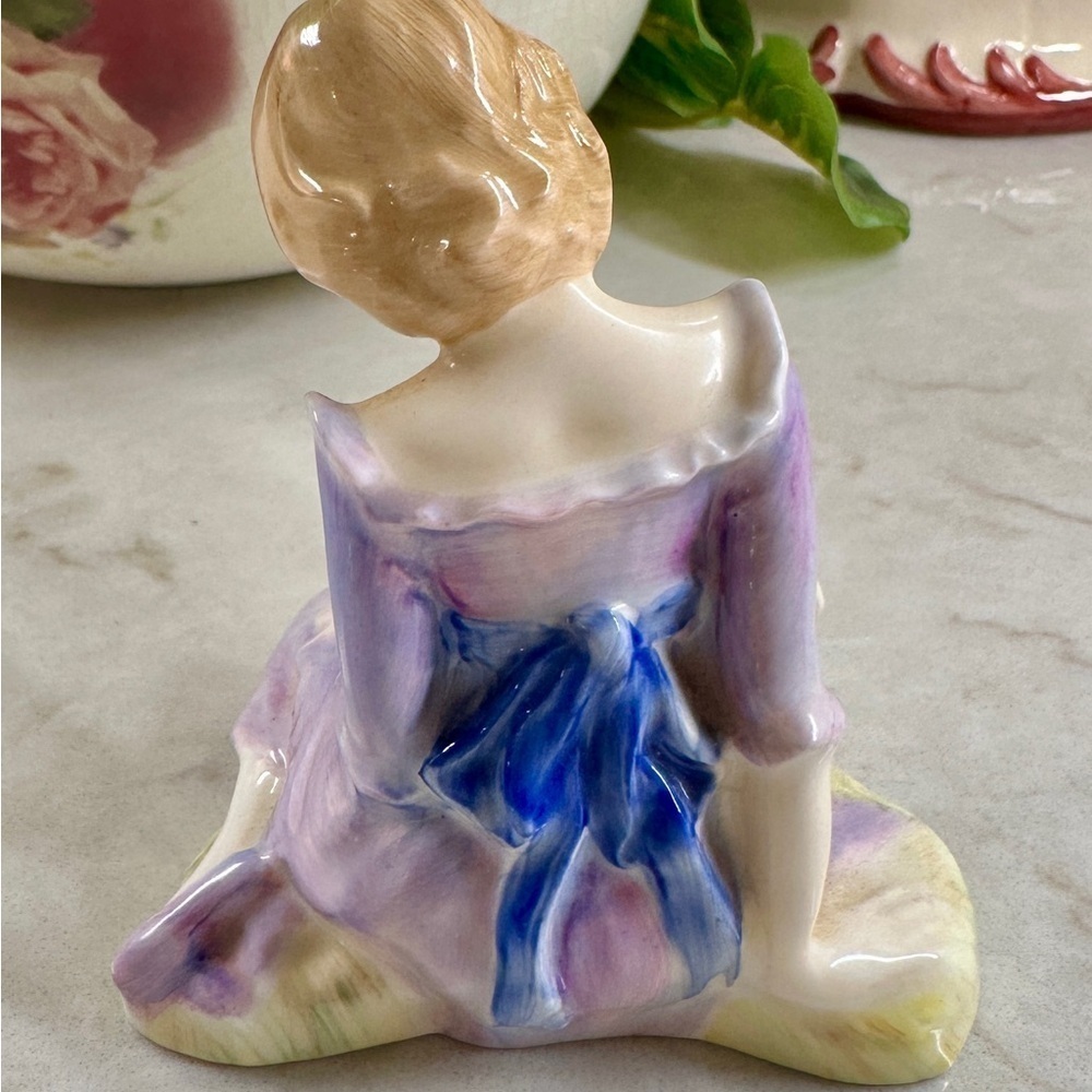 ROYAL DOULTON, HN2048, “MARY HAD A LITTLE LAMB”, 1949-1988. 3 1/2”TALL. - Picture 7 of 10